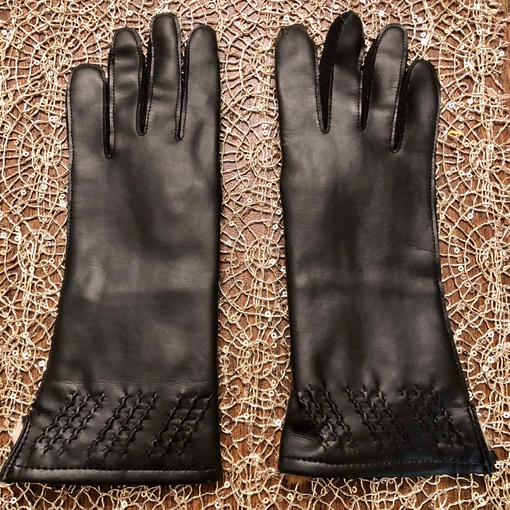 VINTAGE WOMEN’S BLACK GLOVES